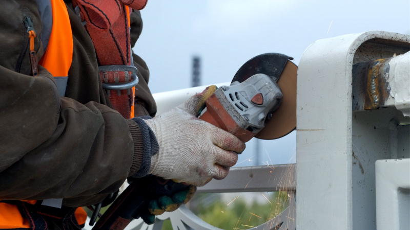    Рабочие вносят последние штрихи в новый Лобановский мост в Петрозаводскесоцсеть Артура Парфенчикова