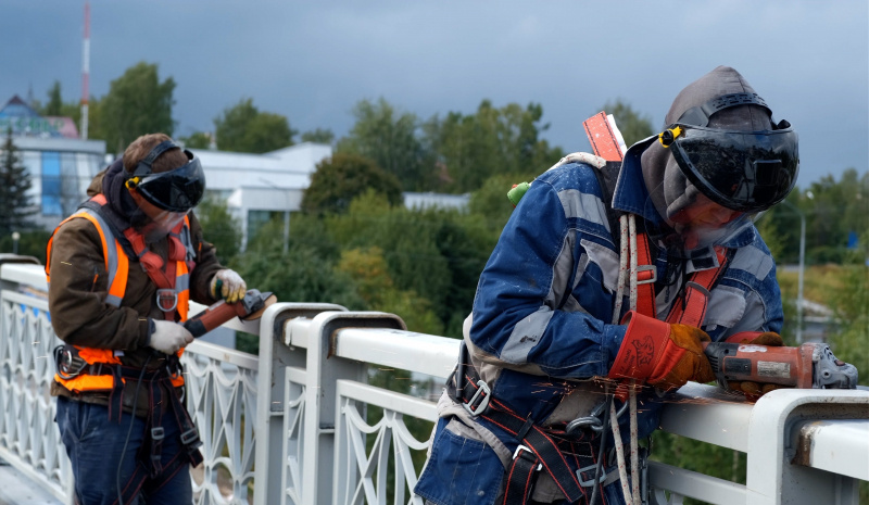    Рабочие вносят последние штрихи в новый Лобановский мост в Петрозаводскесоцсеть Артура Парфенчикова