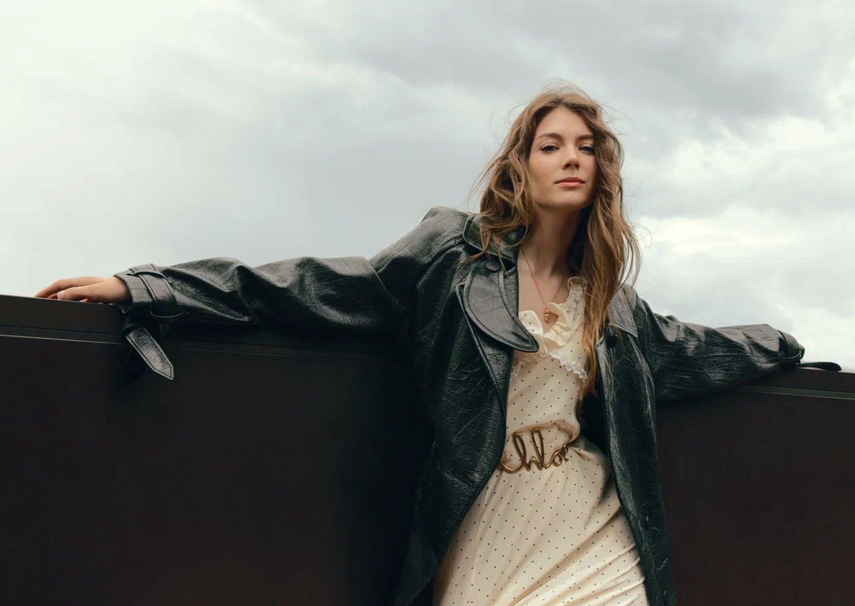     Плащ, Chapurin; платье, Alessandra Rich (ЦУМ); пояс, Chloé (ЦУМ); подвеска Classic, золото, бриллианты, Mercury