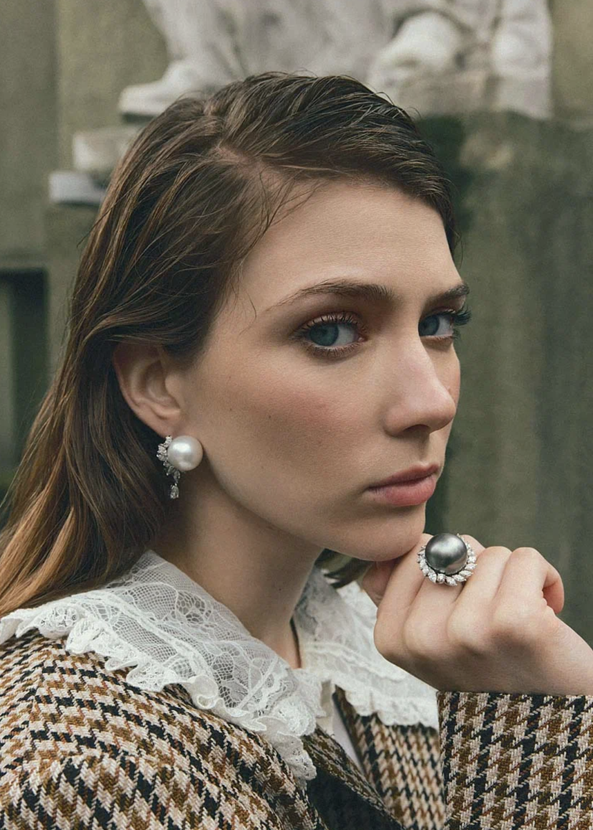     Жакет, Massimo Alba («Кашемир и Шелк»); топ, Chloé (ЦУМ); серьги и кольца, все — Classic, золото, жемчуг, бриллианты, Mercury