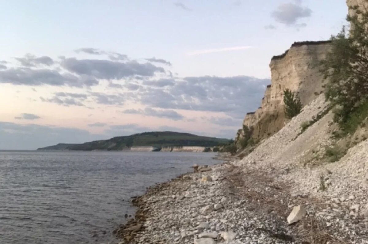    Саратовцам объяснили природу белых полос Волги на утесе Степана Разина