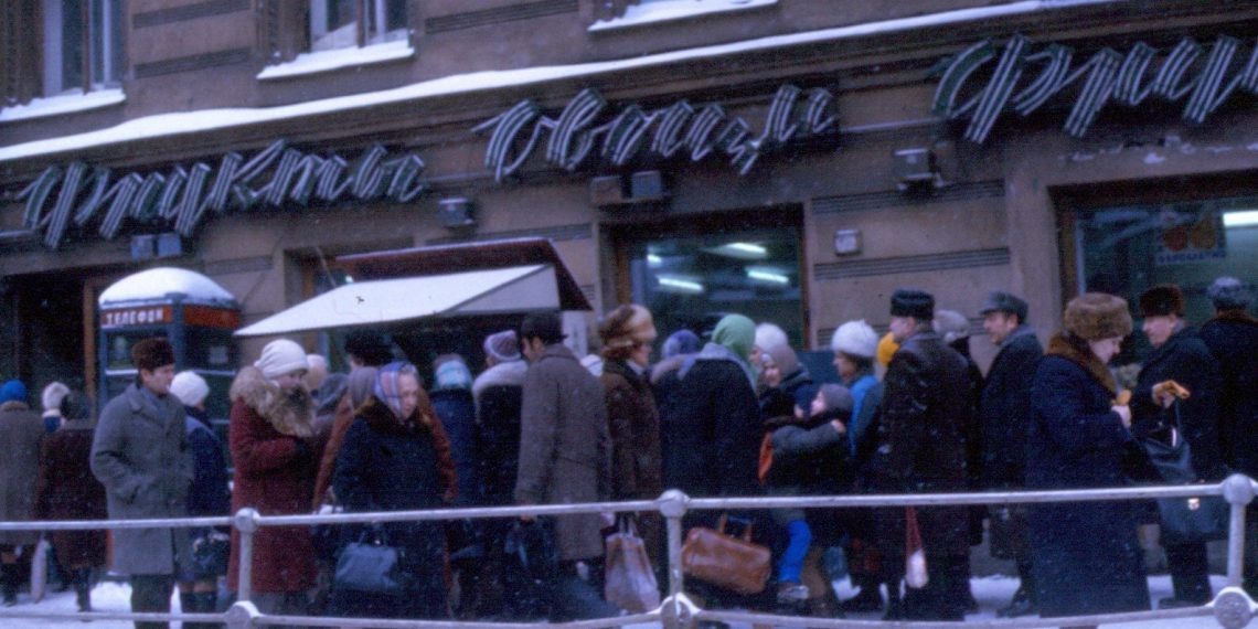 Очередь возле продуктового магазина в Ленинграде, 1977 год.
