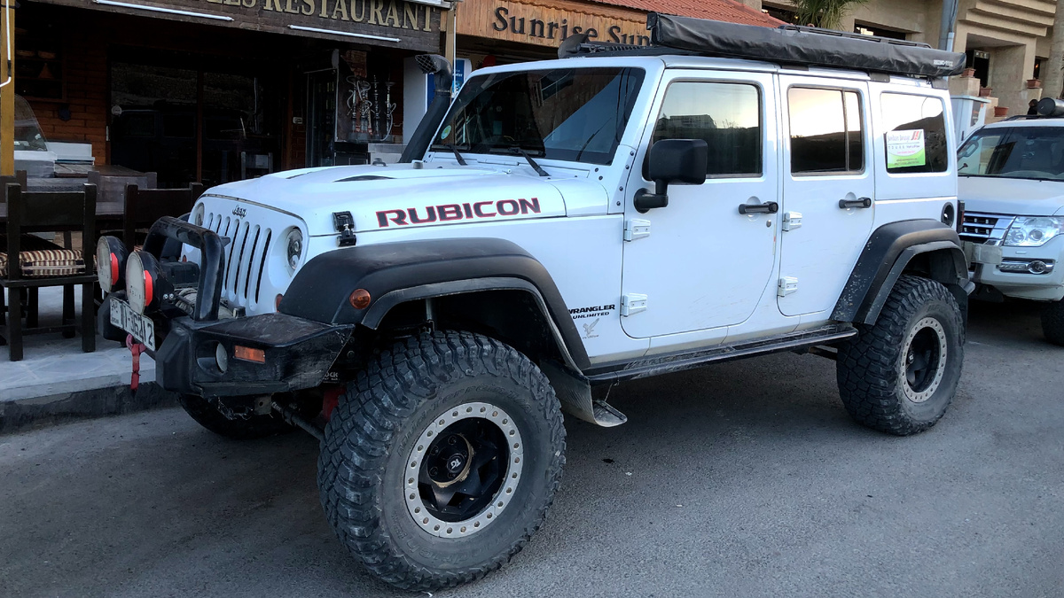 Семейный бизнес - экскурси на внедорожниках по пустыне.