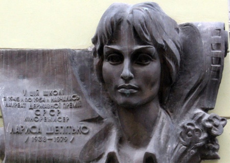    Во Львове снесли памятную доску режиссёру и уроженке Донбасса Ларисе Шепитько