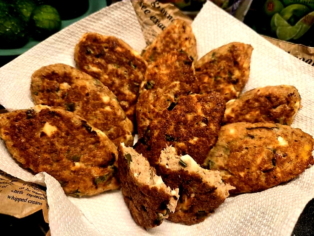 Ленивые пирожки с луком и яйцом, которые нечаянно подружились с тунцом