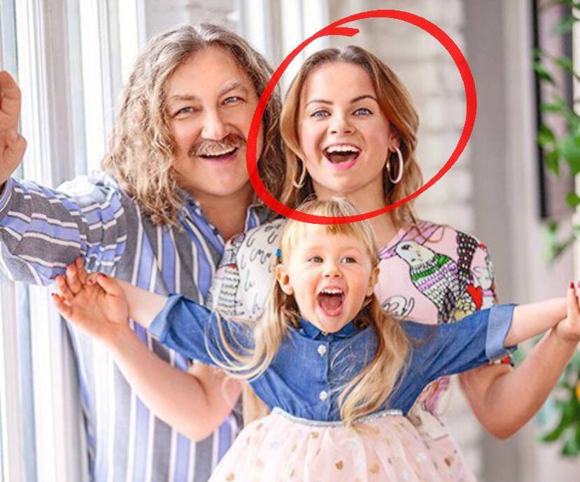 Юлия Проскурякова с мужем Игорем Николаевым и дочкой. Фото из открытых источников.