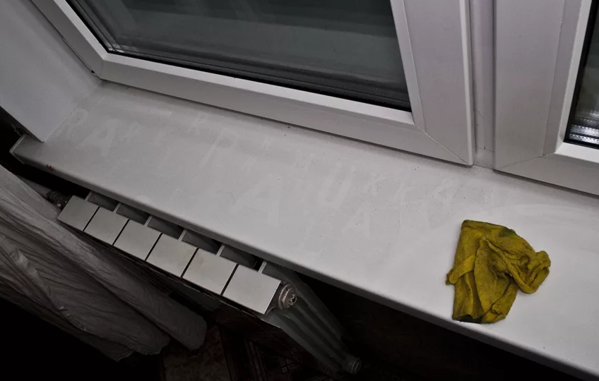 Смешиваю хозяйственное мыло с аптечным средством и грязь с моих подоконников исчезает по волшебству