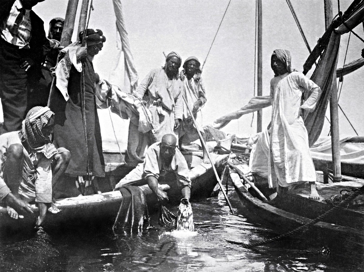 Забор воды из пресноводного источника Абу-Махер у берегов острова Мухаррак (Бахрейн). 16 марта 1912 года