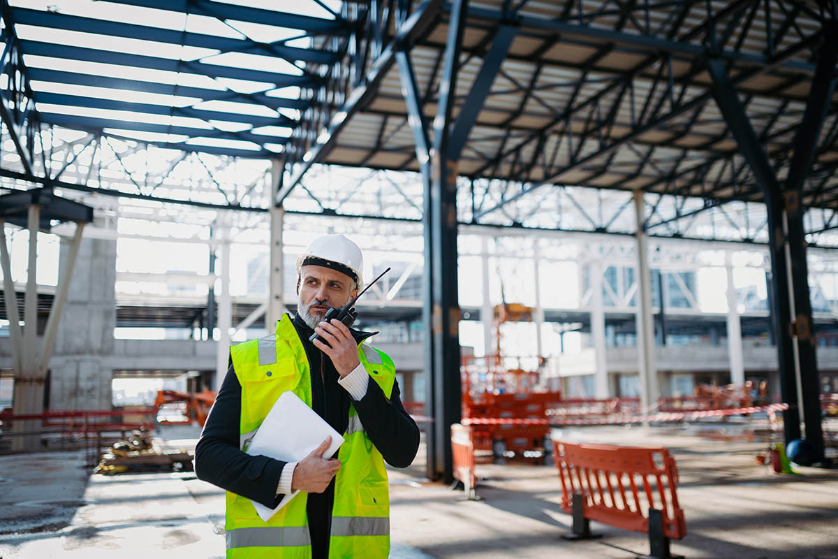    Инженер ПТО следит за эффективностью и качеством работ. Источник: Halfpoint / Shutterstock / FOTODOM