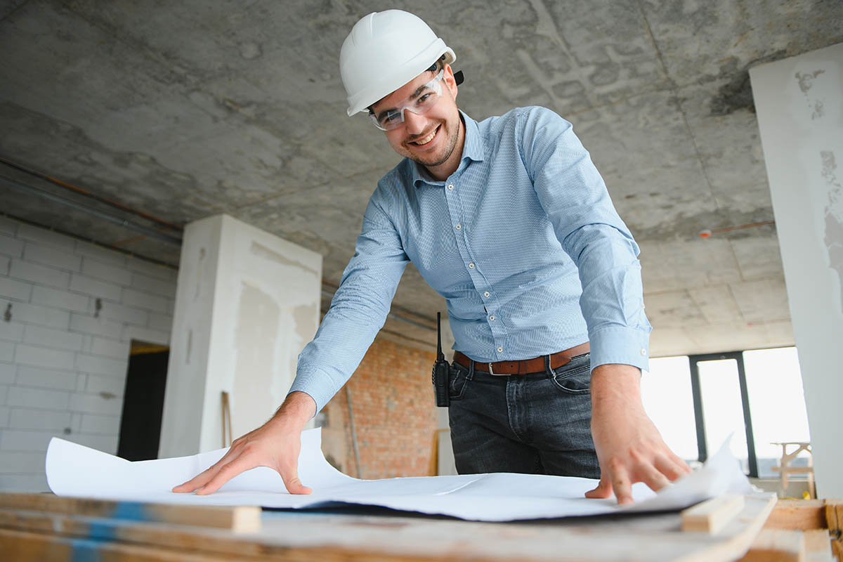    Инженеры проверяют планы строительства и другие документы. Источник: Hryshchyshen Serhii / Shutterstock / FOTODOM