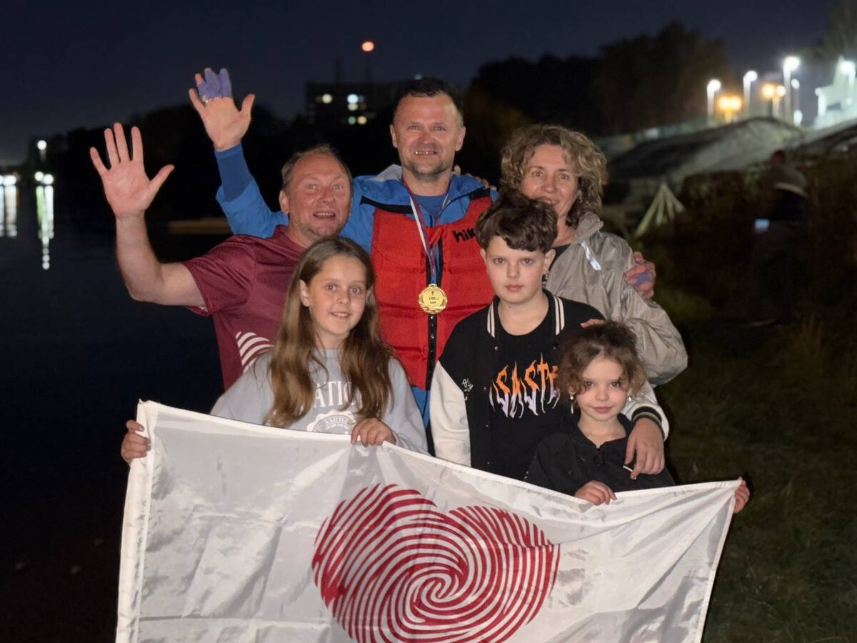 Евгений Комолов на финише благотворительного сплава с коллегами и семьёй