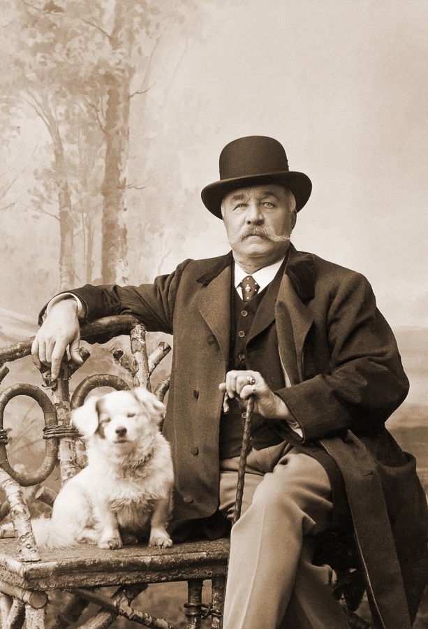 На фото Ялмар Мунстеръелм с любимой собакой