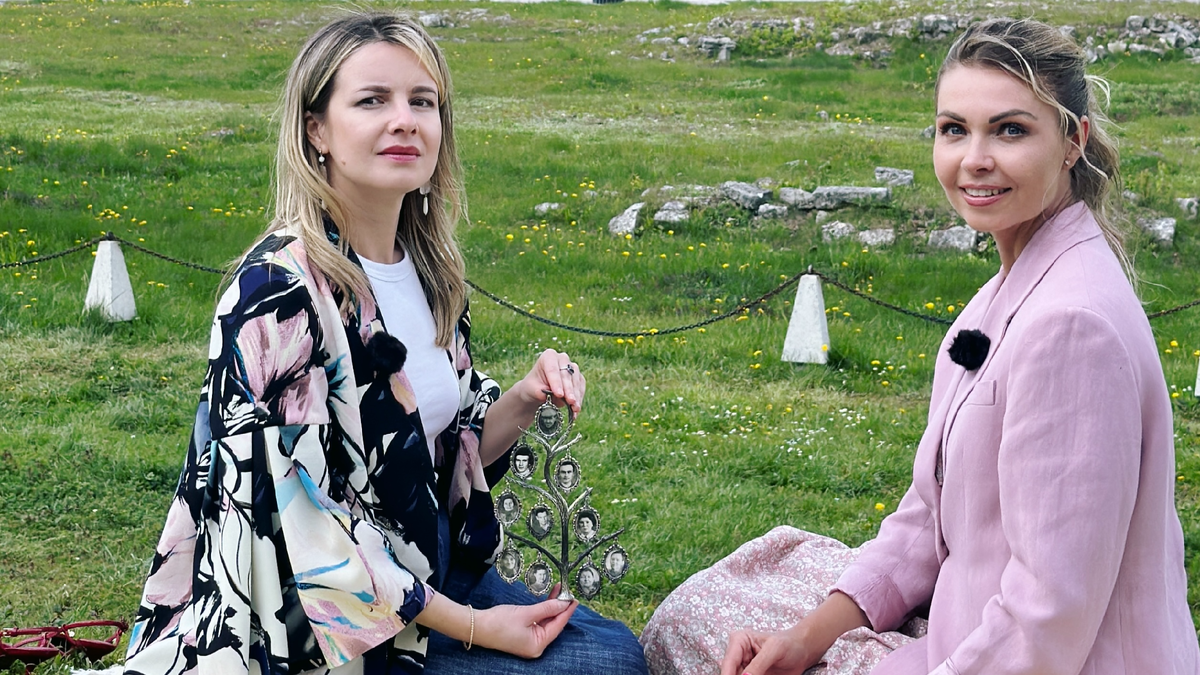 Елена Ефремова - автор проекта "Дыхание семьи" - с героиней Линой Москвиной, которая держит в руках геналогическое древо своей семьи