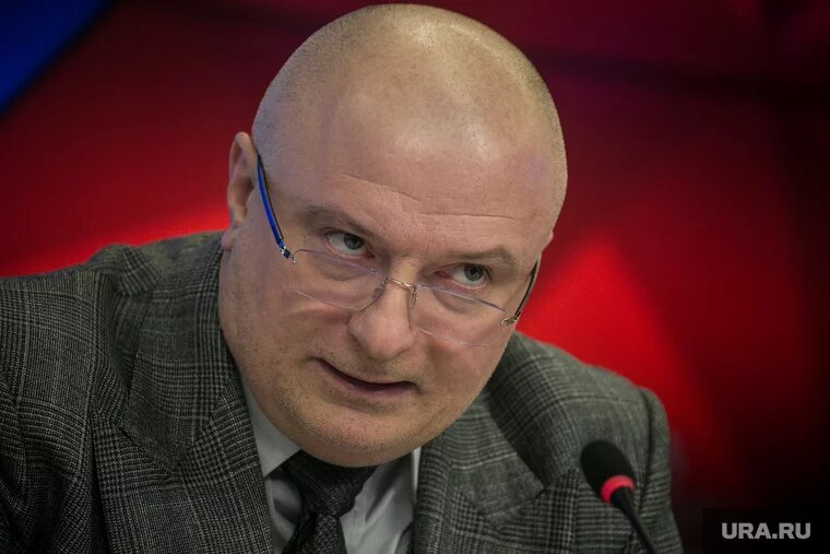 Глава комитета Совфеда по конституционному законодательству Андрей Клишас предложил почитать выступление Валерия Зорькина. Фото: Владимир Андреев © URA.RU