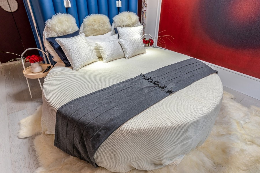 фото https://www.peredelka.tv/episodes/kv/anish-kapur-i-krovat-pod-organom