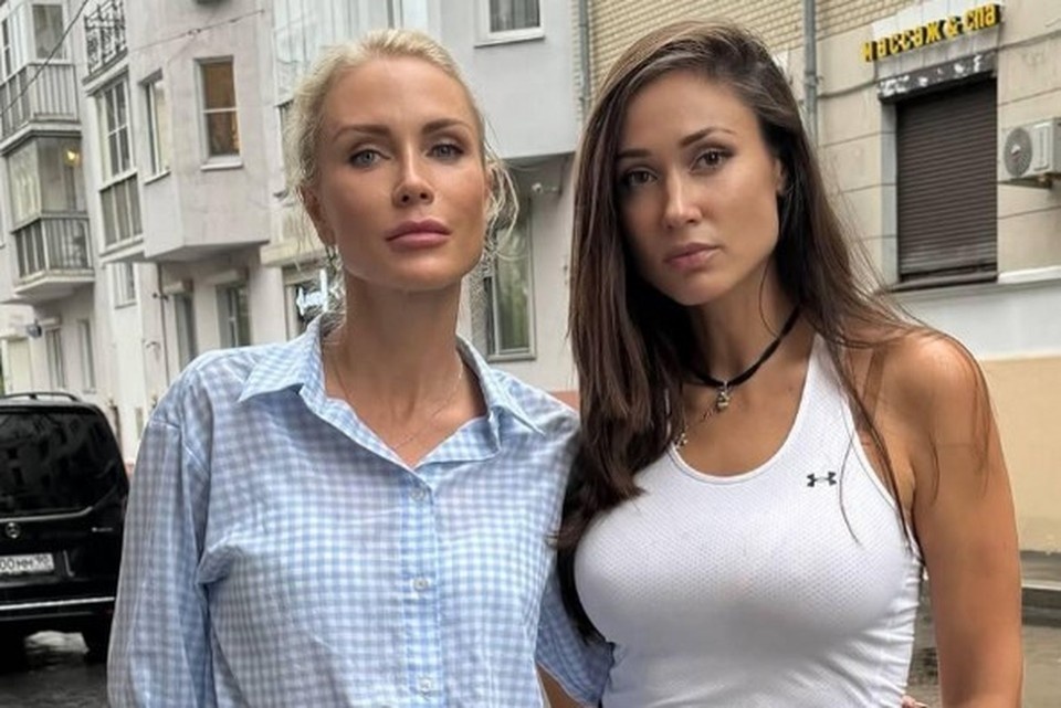    Защищая Елену Товстик (на фото справа), Катя Гордон (слева) буквально «рубила правду-матку», обличая всех участников скандального адюльтера. Личная страница героя публикации в соцсети