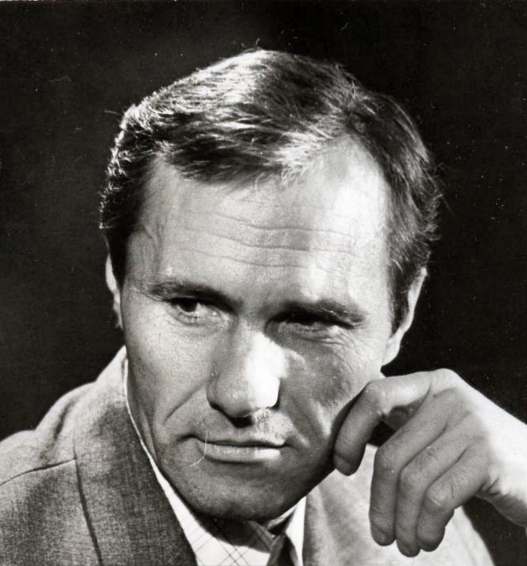 Василий Макарович Шукшин (25 июля 1929, Сростки — 2 октября 1974, Клетская, Волгоградская область) — советский киноактёр, кинорежиссёр, сценарист и писатель.