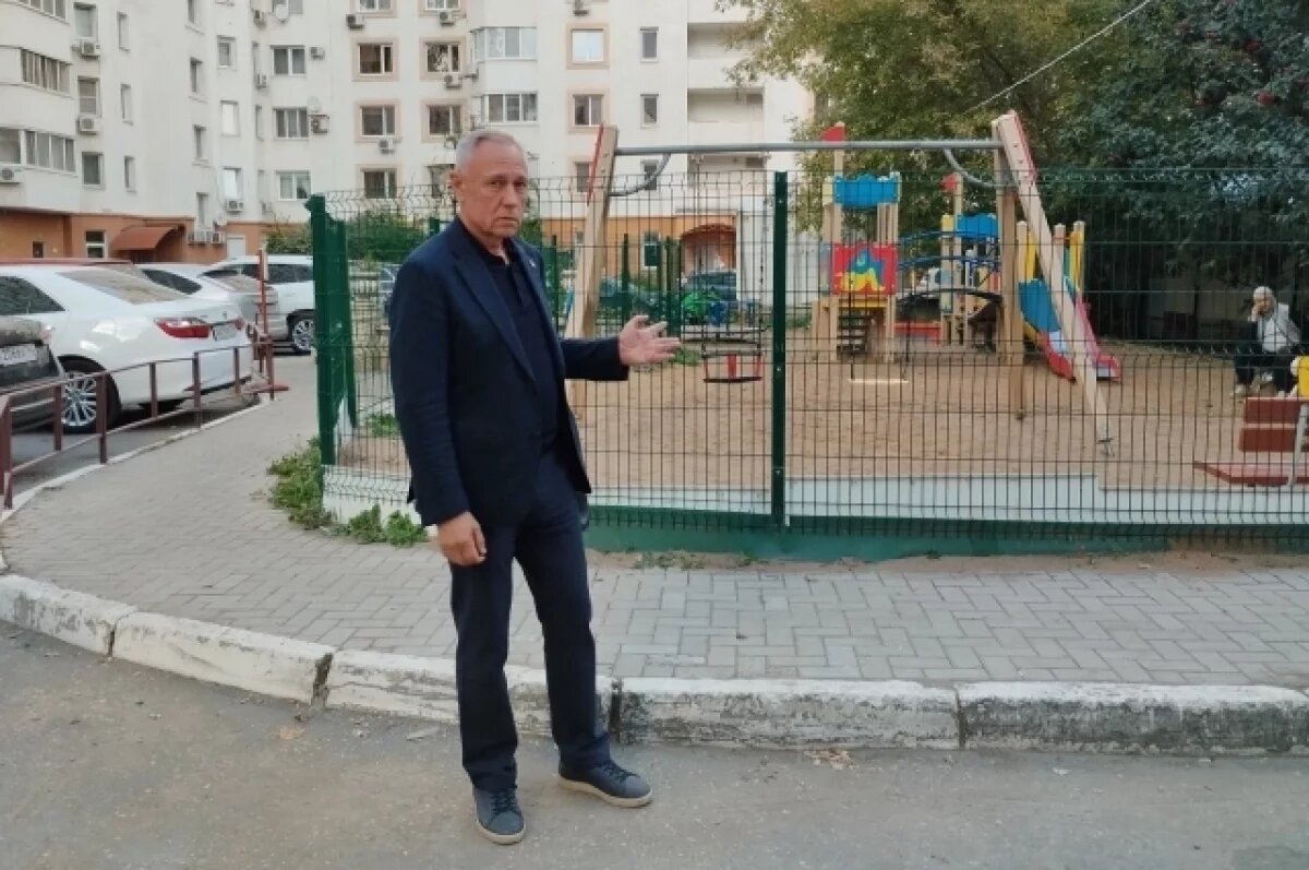    Алексей Соловьёв переживает, что порыв коммуникаций под детской площадкой может привести к беде.