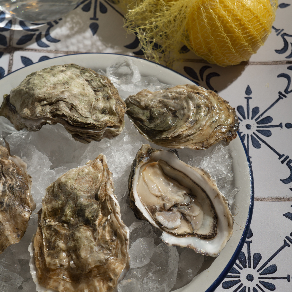 В тульском ресторане, специализирующемся на морепродуктах, три устрицы стоят 980 рублей. Откуда они туда едут - не известно. Фото ru.freepik.com