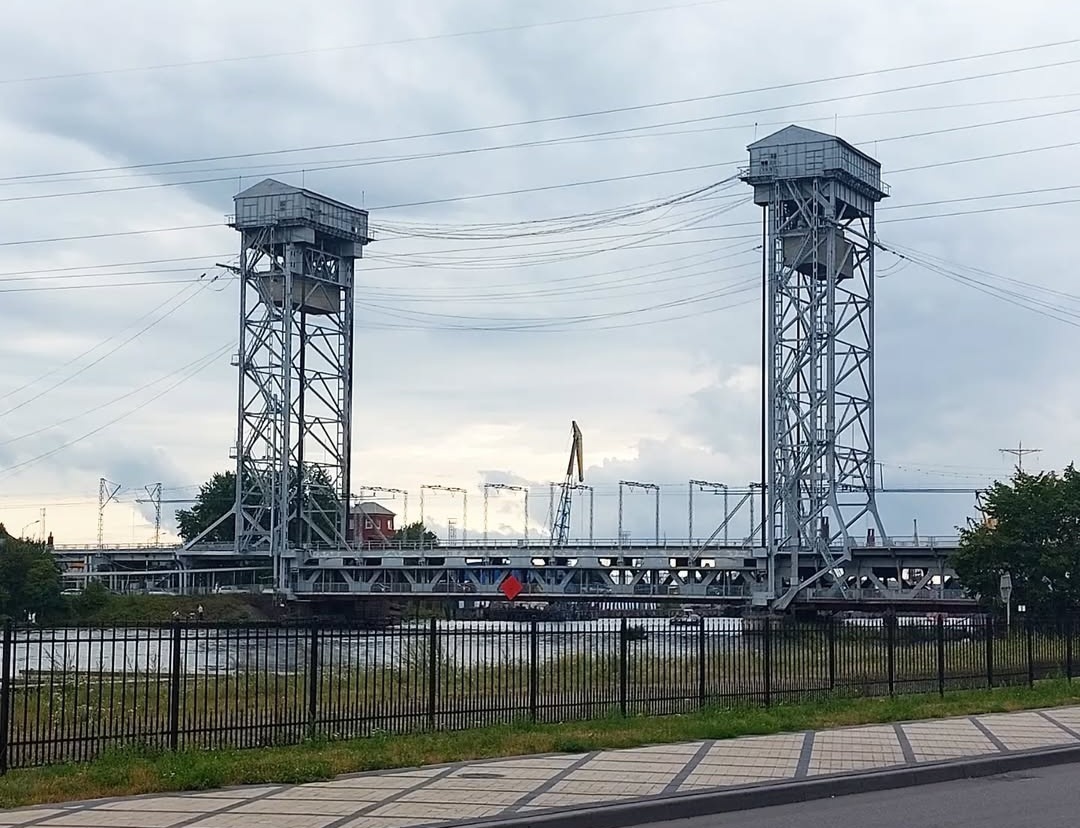 По этому мосту с одного берега Преголи на другой ходил не раз и не два. Интересный мостик!