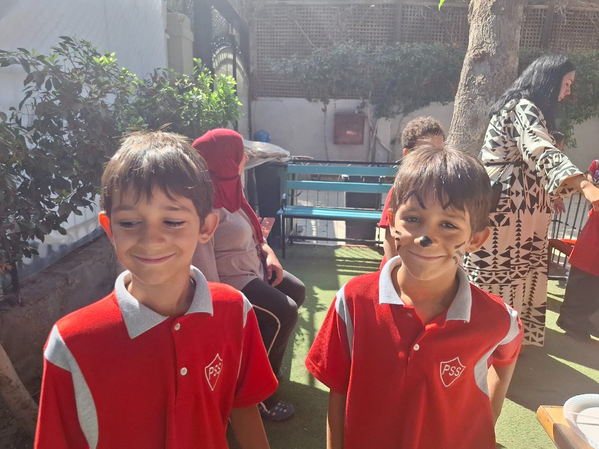 Встречаю своих в школе в ДР