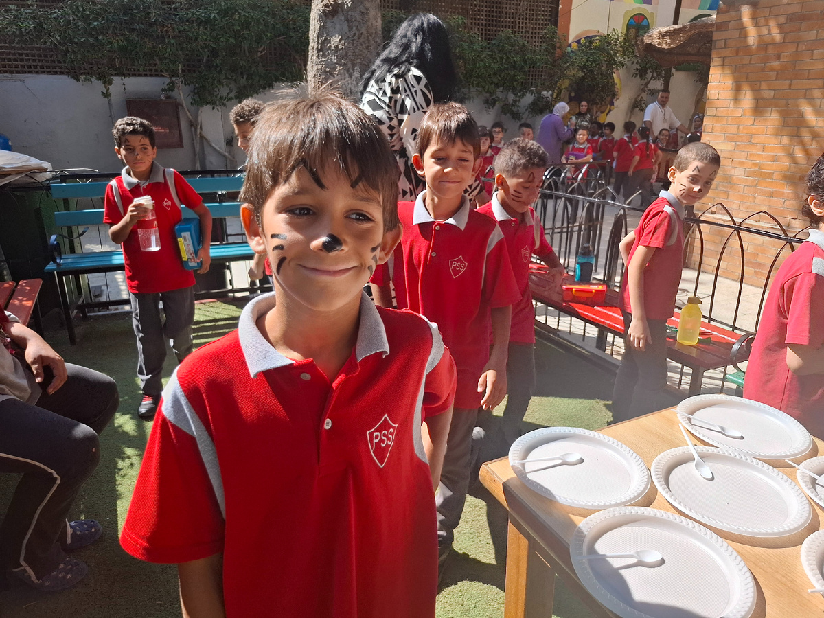 Юнис на переднем плане