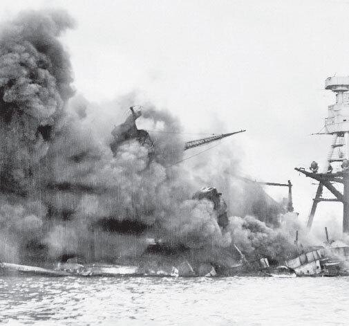 Линкор «Аризона» горит после взрыва, вызванного попаданием японской бомбы. 1941