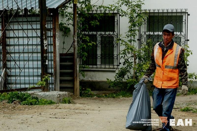    ЕАН / Мигрант-строитель в рабочей одежде