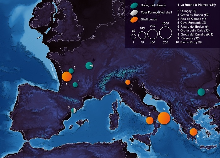 Карта Европы, иллюстрирующая типы сырья, используемого для изготовления украшений в археологических памятниках верхнего палеолита доориньякского периода.