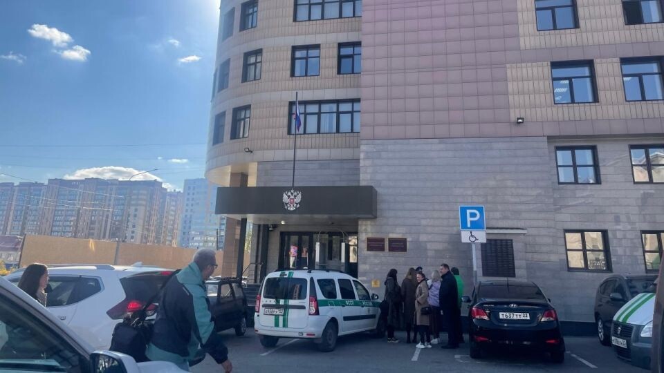    У здания Железнодорожного районного суда перед вынесением приговора Виталию Манишину. Источник: "Толк"