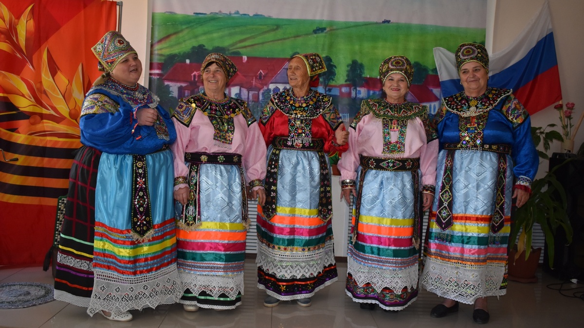 Ансамбль «Долинушка»  встретил гостей  песнями