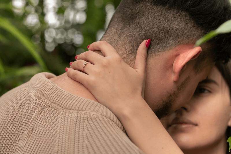 Романтический момент в паре — символ семейных отношений и близости