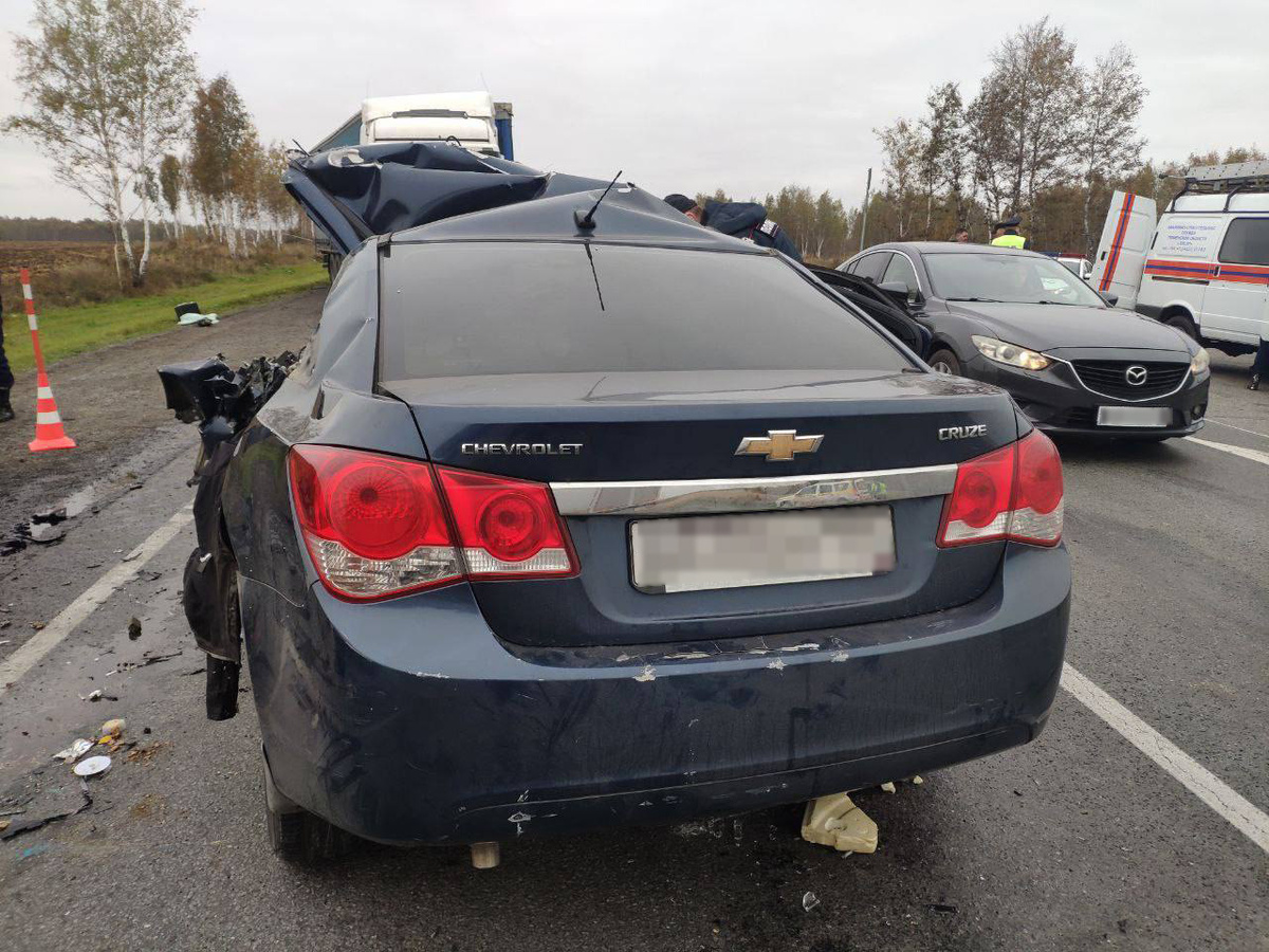 Сотрудники экстренных служб извлекают тела погибших и ликвидируют последствие аварии.  Фото: Госавтоинспекция Тюменской области