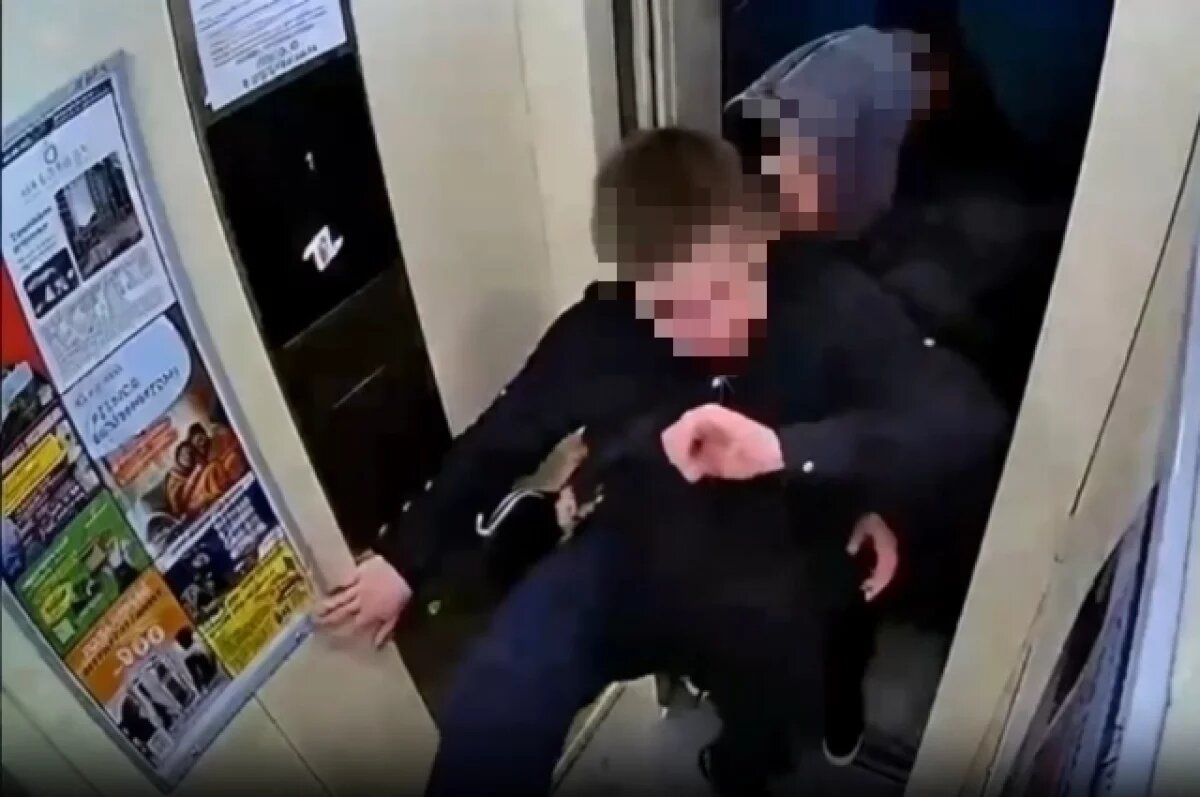    В доме на улице Закиева подросток расколотил лифт, разбив стекло. Висящая в углу лифта видеокамера его не смутила.