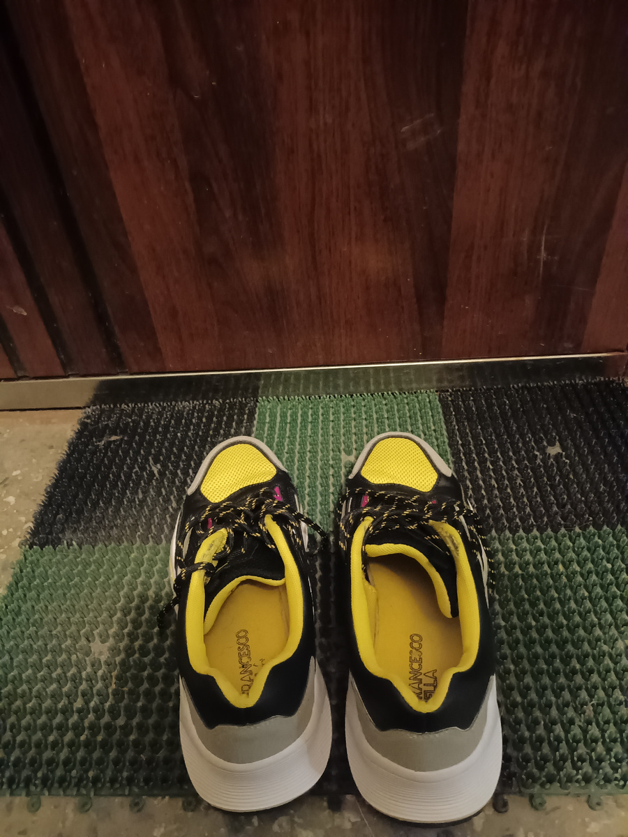 Выпал из кроссовок и побежал босиком за шоколадкой)))