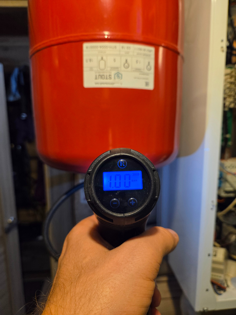 Как накачать давление в расширительном баке 