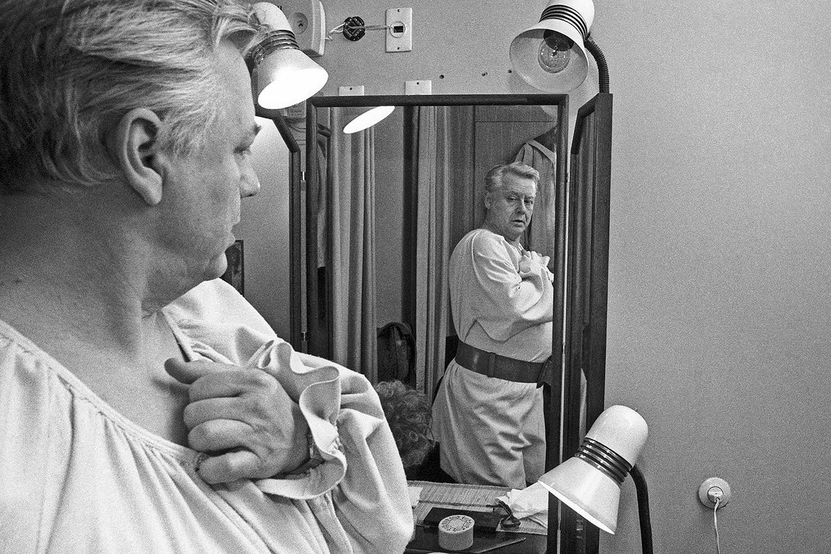 Олег Табаков в гримерной перед спектаклем «Кабала святош». 1989. Фото Андрея Соловьева/ТАСС