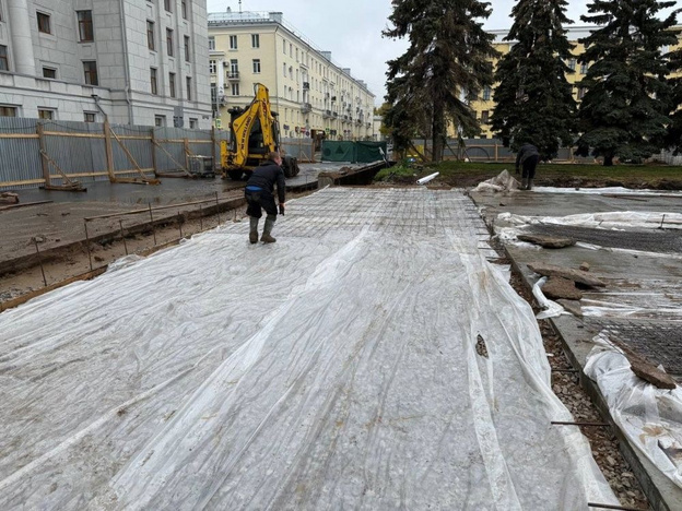    Театральную площадь в Кирове одевают в гранит