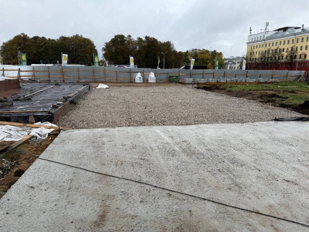    Театральную площадь в Кирове одевают в гранит