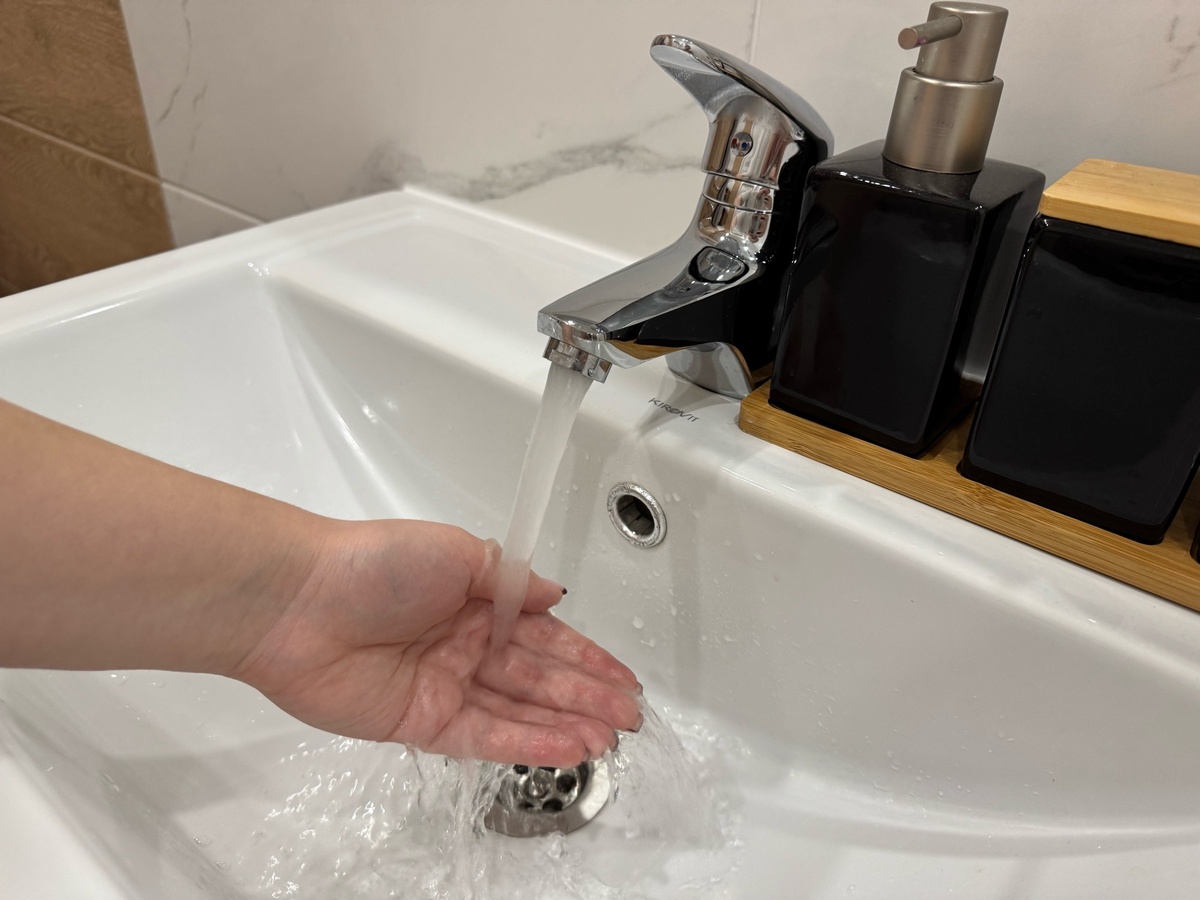    Застрянет в трубах намертво: сантехник назвал "безобидные" вещи, которые мы зря смываем в канализацию - ошибаются почти все