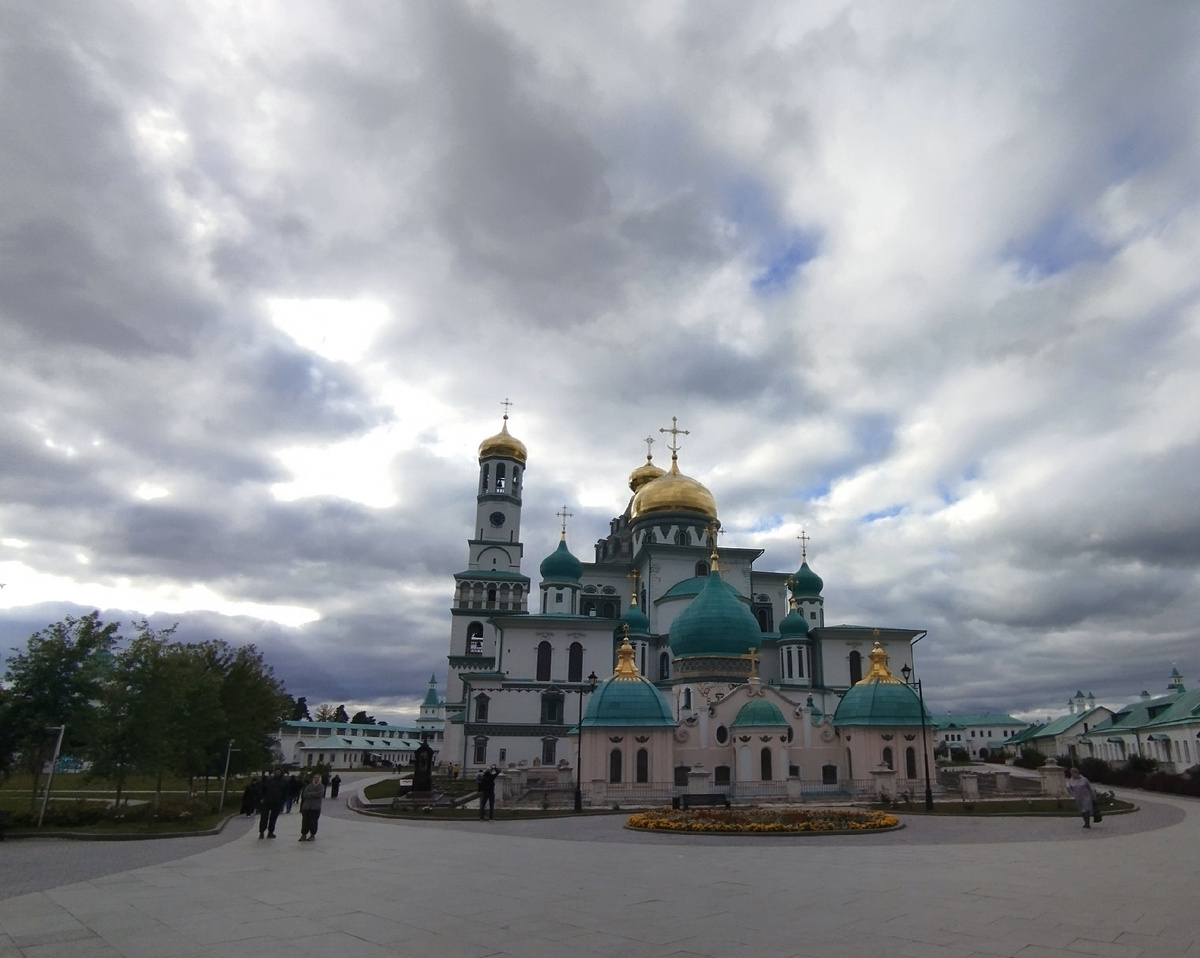 Церковь Константина и Елены и Воскресенский собор. ЗДЕСЬ и далее фото автора и(или) из личного архива автора, если не указано иначе. Фото сделаны 28 сентября 2025 года во время поездки в монастырь.