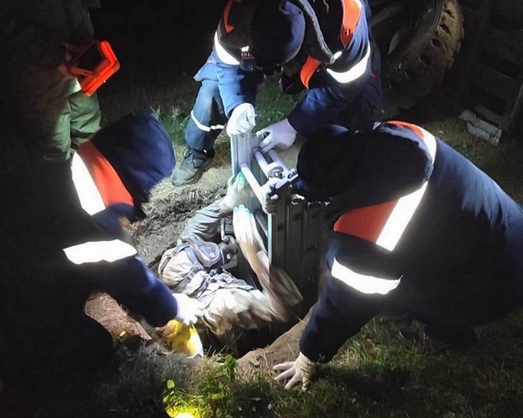     В Курской области спасатели достали тело женщины из колодца