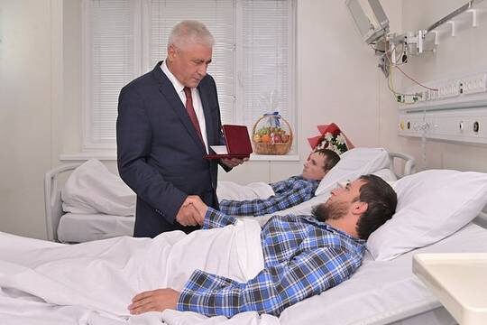    Владимир Колокольцев наградил раненных при особых условиях полицейских