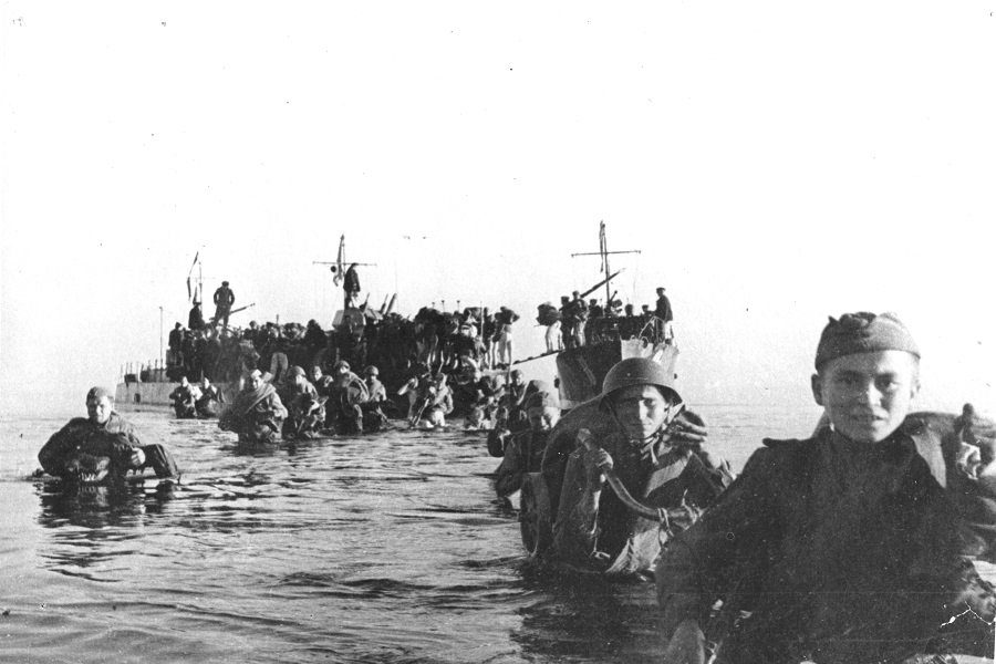 Бойцы подразделения старшего лейтенанта Горбунова высаживаются из десантных катеров у берегов острова Сааремаа.И.Пикман/ТАСС