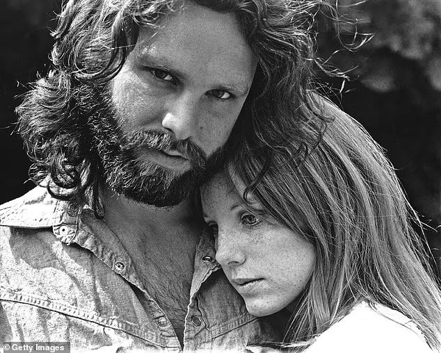 Моррисон скоропостижно скончался в Париже в 1971 году в возрасте всего 27 лет. Вскрытие не проводилось, и возникла путаница, когда его девушка Памела Курсон, изображённая на фото, сначала отрицала его смерть, а затем изменила своё мнение и сказала, что нашла его мёртвым в ванной их съёмной квартиры