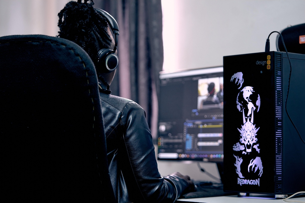 Век цифровых технологий и удаленной работы принесли новые требования к организации домашних пространств. Особенно это касается тех, кто занимается творчеством или работает в областях, связанных с медиа, где скорость и стабильность связи имеют критическое значение.