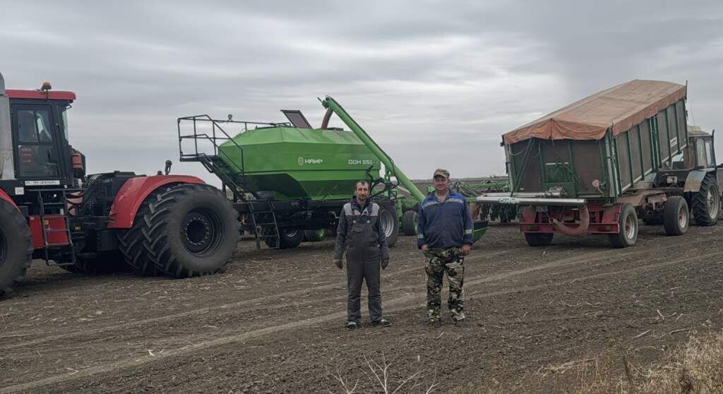    На фото: Сев озимой пшеницы в ПАО «Шахаевское». Н.П. Богданов (слева) и С.М. Макаров на механизированной засыпке семян Веселовские вести