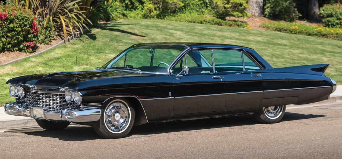 Такие кузова выпускались только на заказ, включали все опции, которые можно было найти за деньги и стоили космос (13074$), на эти средства можно было купить три кадиллака попроще или хороший дом. За два года выпущено 200 таких машин.