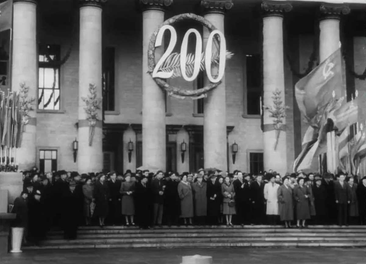 Митинг перед зданием ГЗ МГУ 7 мая 1955 г. (Источник: Музей истории МГУ).
