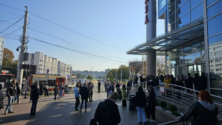    Ситуация у ТЦ "Плаза" в эти минуты. Фото: Инфоштаб-Калининград ИНФОШТАБ